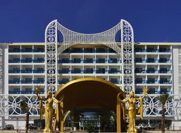 Azura Deluxe Resort & Spa Hotel